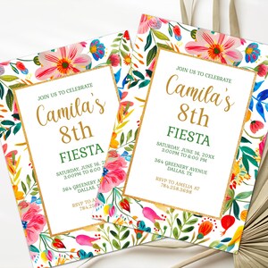 Puede incluir: Una invitaci&oacute;n floral colorida con detalles dorados para una fiesta. La invitaci&oacute;n dice "&Uacute;nete a nosotros para celebrar el octavo cumplea&ntilde;os de Camila" con la fecha y hora del evento, la direcci&oacute;n y la informaci&oacute;n de RSVP.
