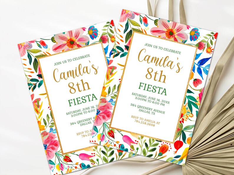 Puede incluir: Una invitaci&oacute;n floral colorida con detalles dorados para una fiesta. La invitaci&oacute;n dice "&Uacute;nete a nosotros para celebrar el octavo cumplea&ntilde;os de Camila" con la fecha y hora del evento, la direcci&oacute;n y la informaci&oacute;n de RSVP.
