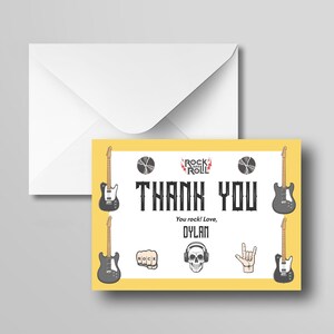 Pode incluir: Cart&atilde;o de agradecimento amarelo com tema rock and roll. O cart&atilde;o apresenta uma ilustra&ccedil;&atilde;o em preto e branco de uma guitarra el&eacute;trica, uma caveira com fones de ouvido, um gesto de m&atilde;o de rock and roll e o texto "Obrigado". O cart&atilde;o tamb&eacute;m inclui o texto "You rock! Love, Dylan".