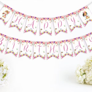 Könnte beinhalten: Ein rosa-weißes Blumen-Geburtstagsbanner mit den Worten "Happy Birthday" in rosa Schrift. Das Banner zeigt kleine Feen-Illustrationen.