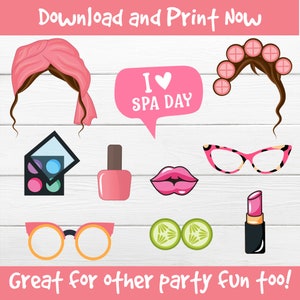 Pode incluir: Um conjunto de 10 adereços de cabine de fotos imprimíveis para uma festa de spa. Os adereços incluem uma faixa de cabeça rosa, uma faixa de cabeça rosa com rolos, uma bolha de fala rosa com o texto "I ♥ SPA DAY", um batom rosa, um par de óculos rosa e pretos, um frasco de esmalte rosa, uma paleta de maquiagem, um par de óculos com armação amarela, duas fatias de pepino verde e um tubo de batom rosa.