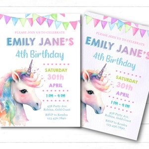 Może przedstawiać: R&oacute;żowe i fioletowe zaproszenie na urodziny jednorożca z akwarelowym wzorem. Zaproszenie zawiera napis "Emily Jane's 4th Birthday" oraz datę, godzinę i miejsce imprezy.