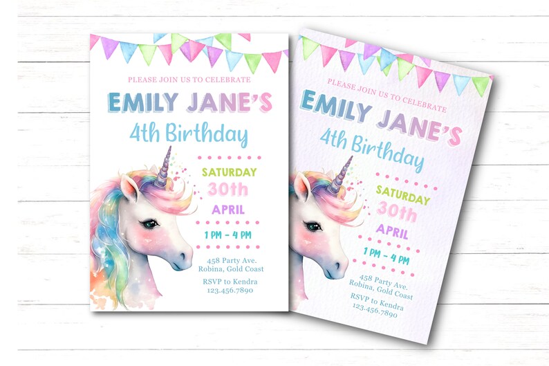Może przedstawiać: R&oacute;żowe i fioletowe zaproszenie na urodziny jednorożca z akwarelowym wzorem. Zaproszenie zawiera napis "Emily Jane's 4th Birthday" oraz datę, godzinę i miejsce imprezy.