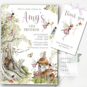 Puede incluir: Una invitación de cumpleaños con temática de hadas con una ilustración de acuarela de un árbol con una casa de hadas, hongos y hadas. La invitación es para el 4º cumpleaños de Amy. El texto de la invitación dice: "There's a frolic of fairies for Amy's 4th Birthday. On Saturday, June 15th, 11:00am-2pm, 19 Gossamer Way, Albany Park. RSVP Monica 000.000.000". La invitación también incluye una etiqueta de agradecimiento con una ilustración de hada y el texto "Thank you for coming to my party!"