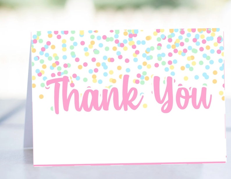 Op de afbeelding: Een witte gevouwen kaart met een roze rand en de woorden "Thank You" in roze script. De bovenkant van de kaart is versierd met kleurrijke confetti stippen in roze, geel, blauw en groen.