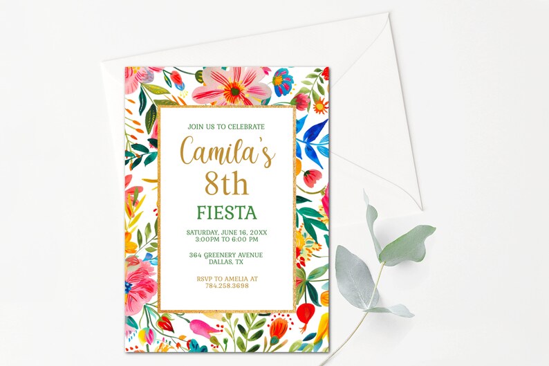 Puede incluir: Una invitaci&oacute;n floral colorida con un borde dorado. El texto dice "&Uacute;nete a nosotros para celebrar el octavo cumplea&ntilde;os de Camila. S&aacute;bado 16 de junio de 20XX de 3:00 PM a 6:00 PM 364 Greenery Avenue Dallas, TX RSVP a Amelia al 784.258.3698"