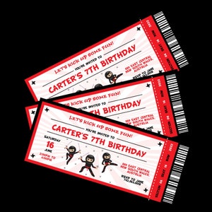 Op de afbeelding: Drie rode en witte ticketuitnodigingen voor een 7e verjaardagsfeestje van een kind. De uitnodigingen bevatten een cartoon-ninja en de tekst "Let's kick up some fun! You're invited to Carter's 7th Birthday!"