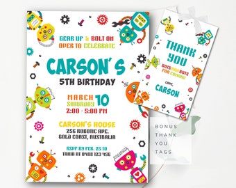 Puede incluir: Una invitación colorida para una fiesta de cumpleaños número 5 con temática de robots. La invitación presenta un robot con cuerpo rojo, cabeza amarilla y brazos azules. El texto de la invitación dice "Prepárense y abróchense los cinturones para celebrar el 5to cumpleaños de Carson" e incluye la fecha, la hora y la ubicación de la fiesta. La invitación también incluye una etiqueta de agradecimiento con el texto "Gracias, robots y robots por venir! Con cariño, Carson".