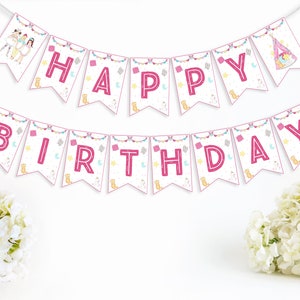 Peut inclure: Une bannière rose et blanche avec les mots "Happy Birthday" en lettres roses. La bannière est décorée de petites illustrations colorées d'étoiles, de lunes et d'autres formes.