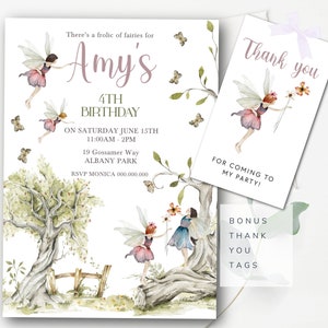 Puede incluir: Una invitaci&oacute;n imprimible para una fiesta de cumplea&ntilde;os de 4 a&ntilde;os con tem&aacute;tica de hadas. La invitaci&oacute;n presenta una ilustraci&oacute;n caprichosa de hadas en un entorno de bosque con un &aacute;rbol, flores y mariposas. El texto de la invitaci&oacute;n dice "There's a frolic of fairies for Amy's 4th Birthday on Saturday June 15th 11:00AM - 2PM 19 Gossamer Way ALBANY PARK RSVP MONICA 000.000.000".