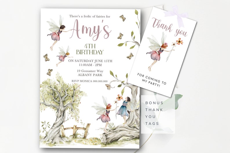 Puede incluir: Una invitaci&oacute;n imprimible para una fiesta de cumplea&ntilde;os de 4 a&ntilde;os con tem&aacute;tica de hadas. La invitaci&oacute;n presenta una ilustraci&oacute;n caprichosa de hadas en un entorno de bosque con un &aacute;rbol, flores y mariposas. El texto de la invitaci&oacute;n dice "There's a frolic of fairies for Amy's 4th Birthday on Saturday June 15th 11:00AM - 2PM 19 Gossamer Way ALBANY PARK RSVP MONICA 000.000.000".