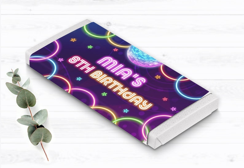 Puede incluir: Envoltorio de barra de caramelo con fondo morado y c&iacute;rculos y estrellas de color ne&oacute;n. El texto "MIA'S 8TH BIRTHDAY" se muestra en rosa y naranja ne&oacute;n. Tambi&eacute;n hay un gr&aacute;fico de bola de discoteca.