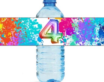 Puede incluir: Etiqueta de botella de agua con un diseño de salpicaduras de pintura coloridas y el número "4" en un esquema de colores arcoíris.