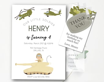 Puede incluir: Una invitación blanca con ilustraciones verdes y marrones de helicópteros y un tanque. El texto dice "Nuestro pequeño soldado Henry cumple 4 años" con detalles sobre la fiesta. Se incluye una etiqueta de agradecimiento a juego con el texto "Gracias por hacer que mi cumpleaños sea tan divertido! Con cariño, Henry".