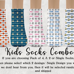 Op de afbeelding: Vijf paar kleurrijke kindersokken met verschillende sportthema's. De sokken hebben een herhalend patroon van basketbals, honkballen, voetbals, volleybals en namen. De sokken zijn verkrijgbaar in pakketten van 4, 3, 2 of als enkele sokken. Kindersokken Combo.