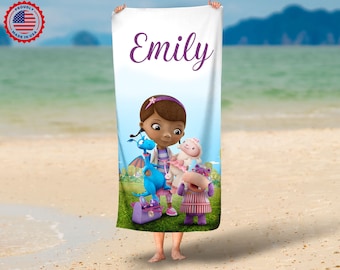 Toalla de playa personalizada de Doctora Juguetes, toalla con nombre de Doctora Juguetes, toalla de dibujos animados, decoración del hogar de Doctora Juguetes, regalo de Navidad