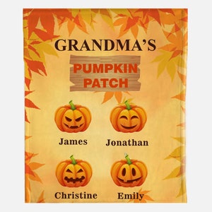 Op de afbeelding: Een geel en oranje deken met een herfstbladerenontwerp. Bovenaan staat de tekst "Grandma's Pumpkin Patch". Er zijn vier pompoengezichten met namen eronder: James, Jonathan, Christine en Emily.