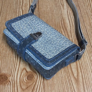 Kompakte und stilvolle Leder Crossbody Geldbörse mit Kartenfächern - Der perfekte Reisebegleiter