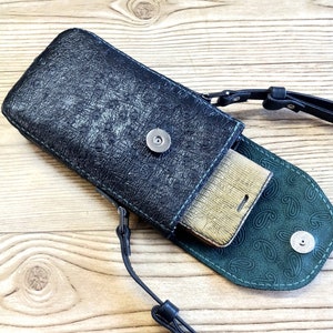 Coldre de couro para celular, bolsa de couro para celular com compartimento para cartão, mini bolsa para celular, bolsa vertical para celular.