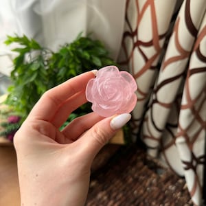 Rose Quartz Rose, Rose Quartz Flower, Rose Quartz Carving, Crystal Rose Quartz Carving, Rose Quartz Crystal, Rose Quartz Pocket Stone, *01