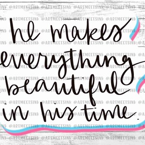 Könnte beinhalten: Weißes Schild mit dem Text "he makes everything beautiful in his time" in schwarzer Schrift. Der Text befindet sich auf weißem Hintergrund mit einem rosa-blauen Rand, vor weißem Holzmaserung.