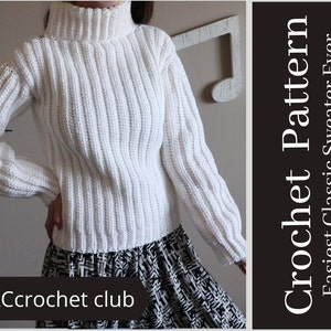 Könnte beinhalten: Weißer Häkelpullover mit hohem Kragen und langen Ärmeln. Der Pullover ist mit einem einfachen Stichmuster gearbeitet und hat eine lockere Passform. Der Text "Crochet Pattern" und "Easiest Classic Sweater Ever" ist in Weiß auf schwarzem Hintergrund geschrieben.