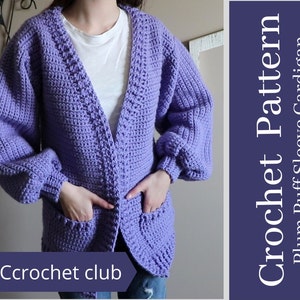 Op de afbeelding: Een haakpatroon voor een paarse cardigan met pofmouwen. Het patroon heet "Plum Puff Sleeve Cardigan".