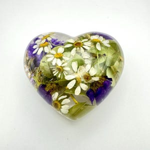 Cuore in resina floreale come ricordo: conservazione dei fiori per funerali o matrimoni