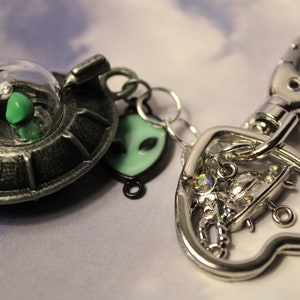 Alien Spaceship Keychain | Glow in the dark alien head |