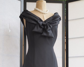 Vestido de cóctel de los años 80 con hombros descubiertos