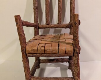 Silla rústica vintage en miniatura estilo Adirondack para muñecas y ositos de peluche, muebles de cabaña.
