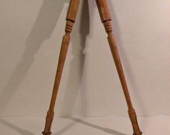 Pizarra de madera vintage con compás, herramienta de dibujo geométrico para profesores y decoración escolar.