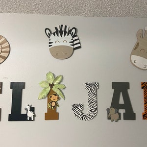 Letras pintadas à mão com tema selva