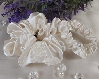 Personalized Set Initial Satin Scrunchie | Custom Embroidery Satin Scrunchie | Initial Scrunchie / bachelorette party / Bridal Shower