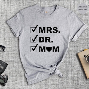 Camiseta con la lista de verificación de la Sra. Dra. Mamá, regalo divertido para mamás doctoras, camiseta para mamás médicas, regalo de graduación para una nueva doctora.