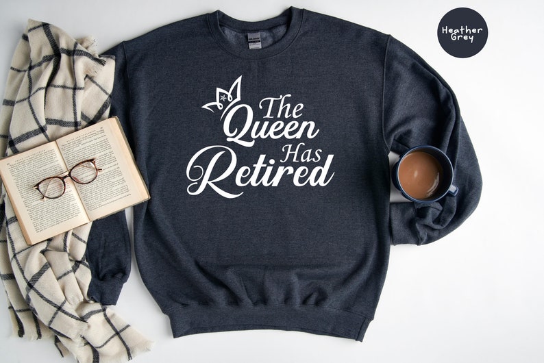The Queen Has Retired Shirt, Officially Retired Shirt, The Legend Has Retired Shirt, Retirement Party Tee Bild 7