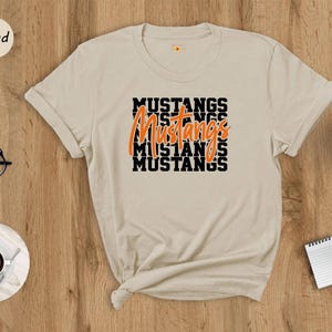 Camiseta de los Mustangs con espíritu de equipo: Camiseta de fanático de la mascota