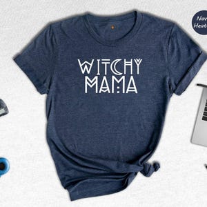 Witchy Mama Shirt: Halloween Witch T-Shirt Bild 5
