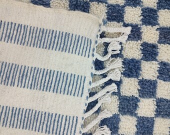 手織りモロッコベルベルラグ、青と白のチェック柄ウールカーペット