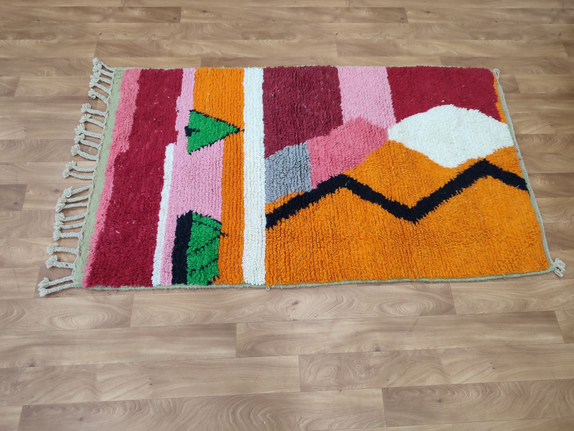 ハンドメイドウールのブジャードラグ – 鮮やかなモロッコベルベル絨毯