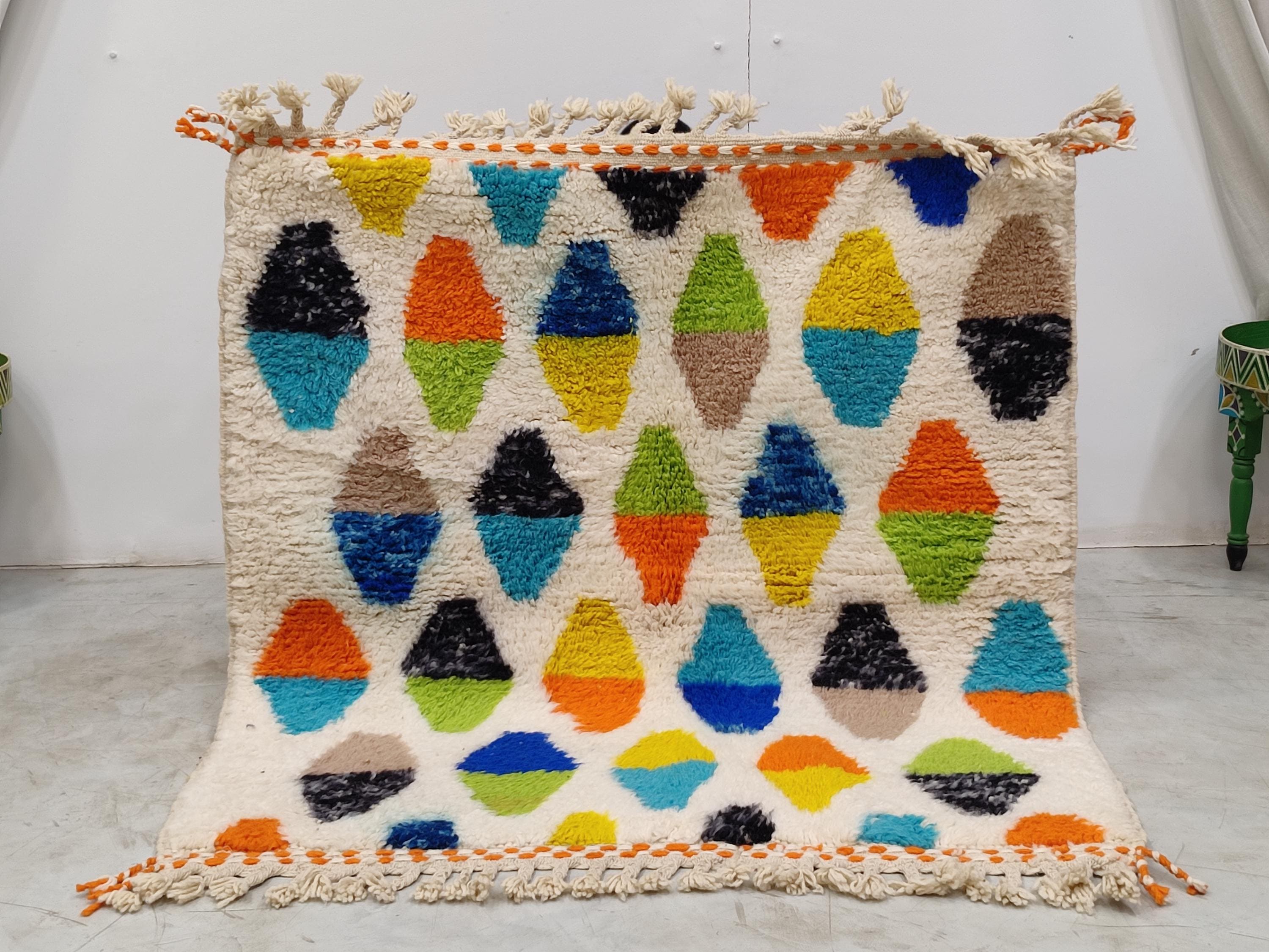 手織りのカラフルなウールのモロッコラグ – ベニ・ウラインスタイル