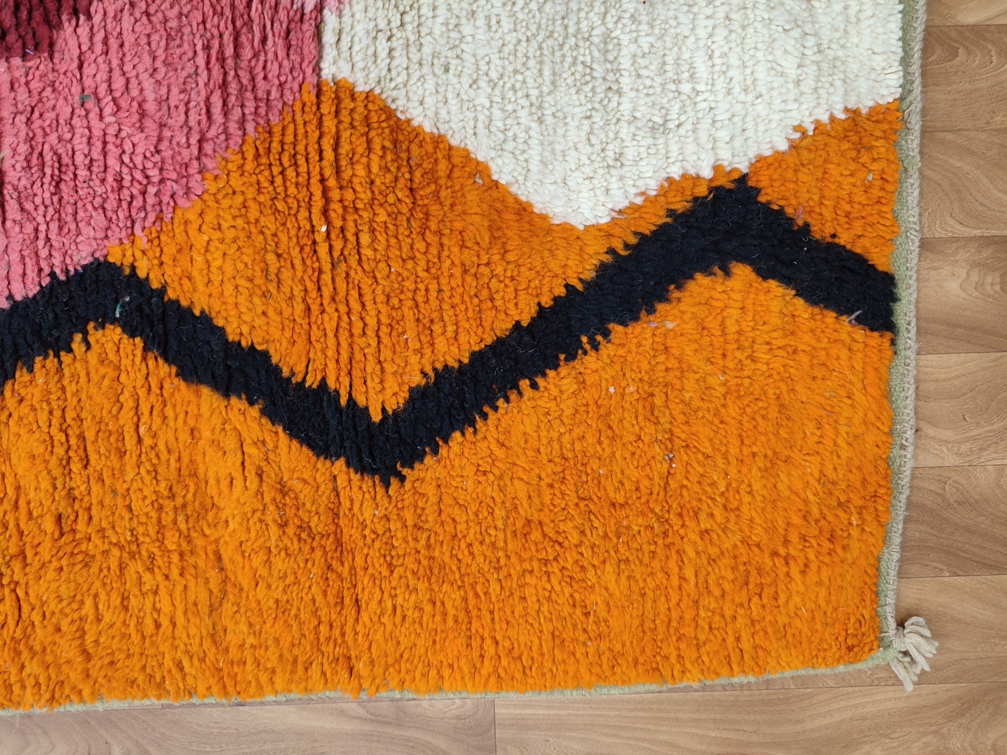 ハンドメイドウールのブジャードラグ – 鮮やかなモロッコベルベル絨毯