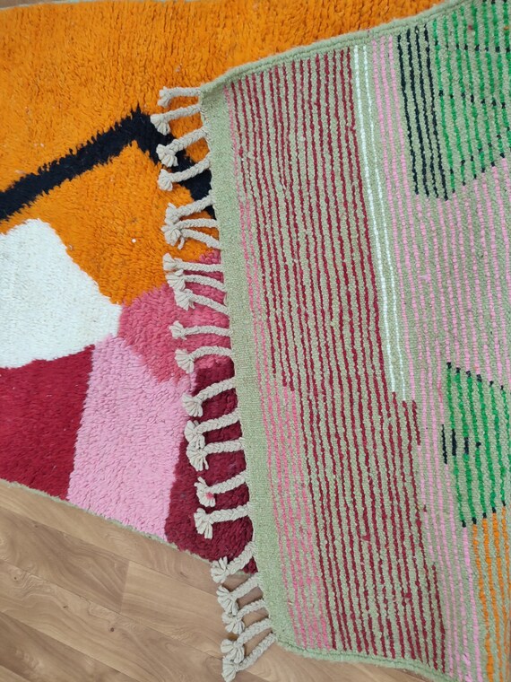 ハンドメイドウールのブジャードラグ – 鮮やかなモロッコベルベル絨毯