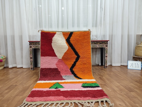 ハンドメイドウールのブジャードラグ – 鮮やかなモロッコベルベル絨毯