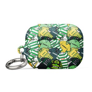 Puede incluir: Una funda para Airpods verde y blanca con un patrón de camisetas de fútbol verdes y blancas. La funda tiene un llavero plateado.