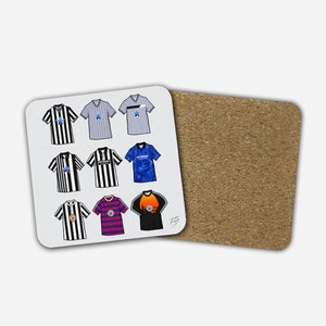 Puede incluir: Un conjunto de nueve camisetas de f&uacute;tbol ilustradas, con una variedad de dise&ntilde;os y colores, incluyendo rayas blancas y negras, rayas azules y blancas y un patr&oacute;n de tie-dye azul y blanco. Las camisetas est&aacute;n dispuestas en una cuadr&iacute;cula sobre un fondo blanco.