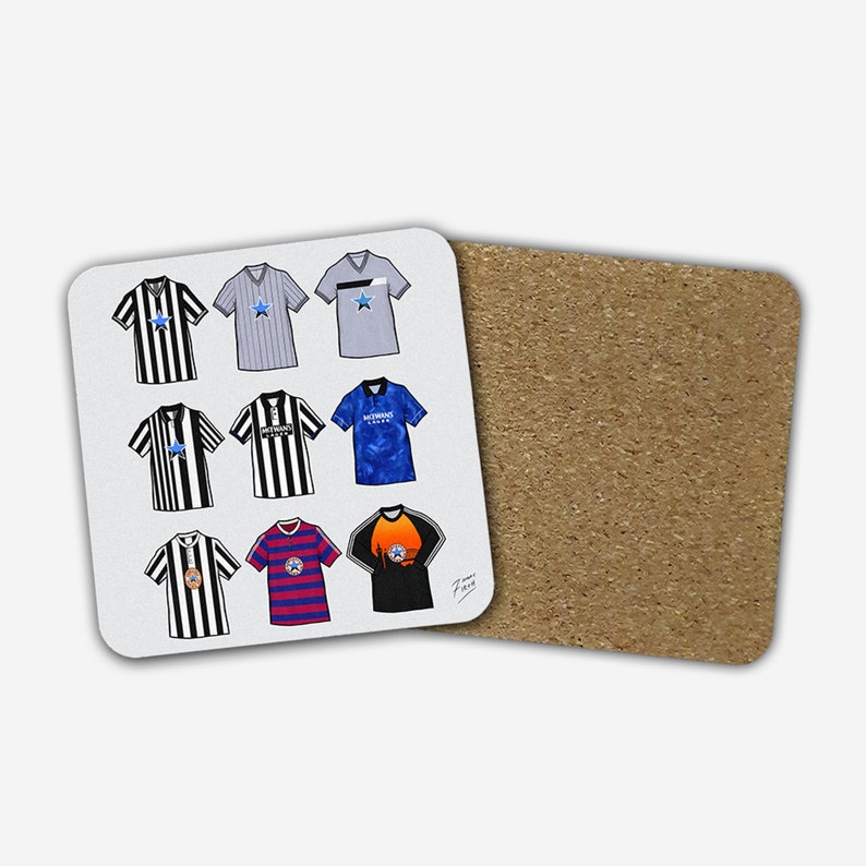 Puede incluir: Un conjunto de nueve camisetas de f&uacute;tbol ilustradas, con una variedad de dise&ntilde;os y colores, incluyendo rayas blancas y negras, rayas azules y blancas y un patr&oacute;n de tie-dye azul y blanco. Las camisetas est&aacute;n dispuestas en una cuadr&iacute;cula sobre un fondo blanco.