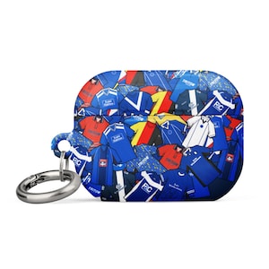 Puede incluir: Funda para AirPods Pro con un diseño de camisetas de fútbol en azul, rojo y blanco. La funda tiene un mosquetón plateado. Un accesorio vibrante y llamativo.