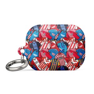 Könnte beinhalten: Eine rote, weiße und blaue Airpods-Hülle mit einem Muster aus Fußballtrikots. Die Trikots tragen den Text "Draper Tools".