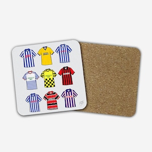 Könnte beinhalten: Ein Set mit neun Untersetzern mit verschiedenen Designs von Fußballtrikots. Die Trikots sind in verschiedenen Farben, darunter Blau, Gelb, Rot, Schwarz und Weiß. Die Untersetzer sind aus Kork und haben einen weißen Hintergrund.